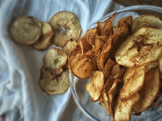 Apple Chips with Cinnamon